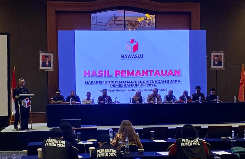 Koordinator Pemantau Pemilu Farid Fathur (kiri) memaparkan hasil pemantauan TPS