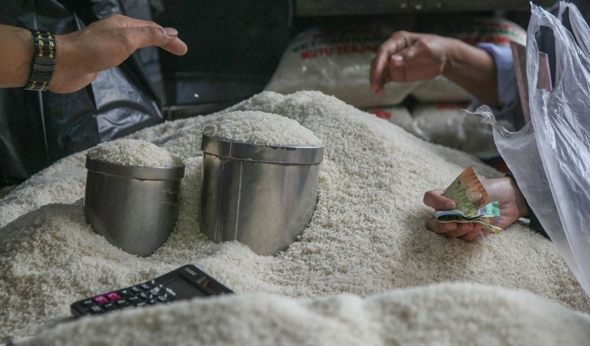 Pedagang tengah melayani pembeli beras kualitas premium di Pasar Gembrong, Jakarta, Senin (26/2/2024).