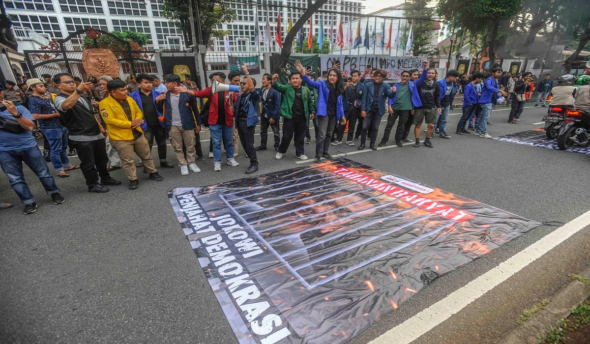 Aksi mahasiswa di depan gedung KPU menuntut netralitas dalam pemilu