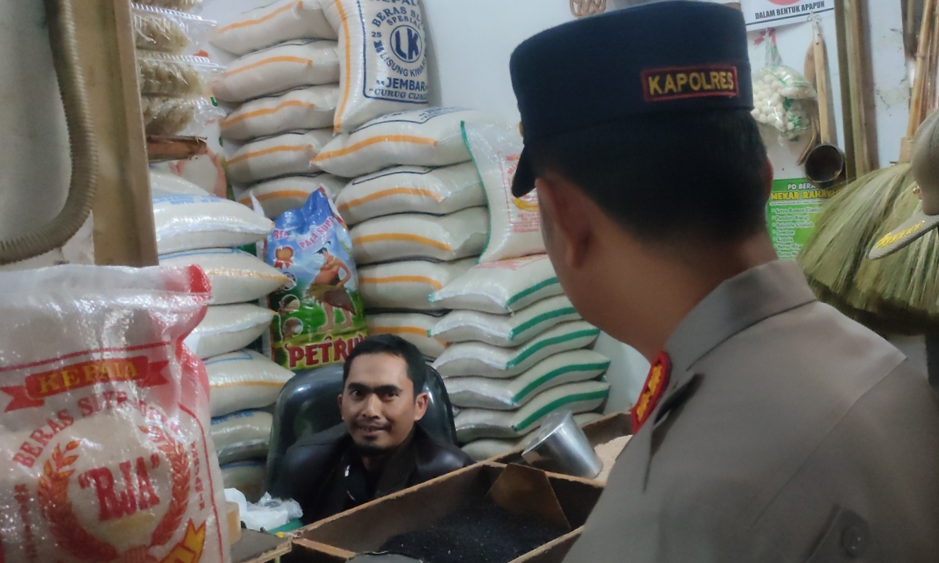 Seorang pedagang beras tengah berbincang dengan Kapolres Cimahi