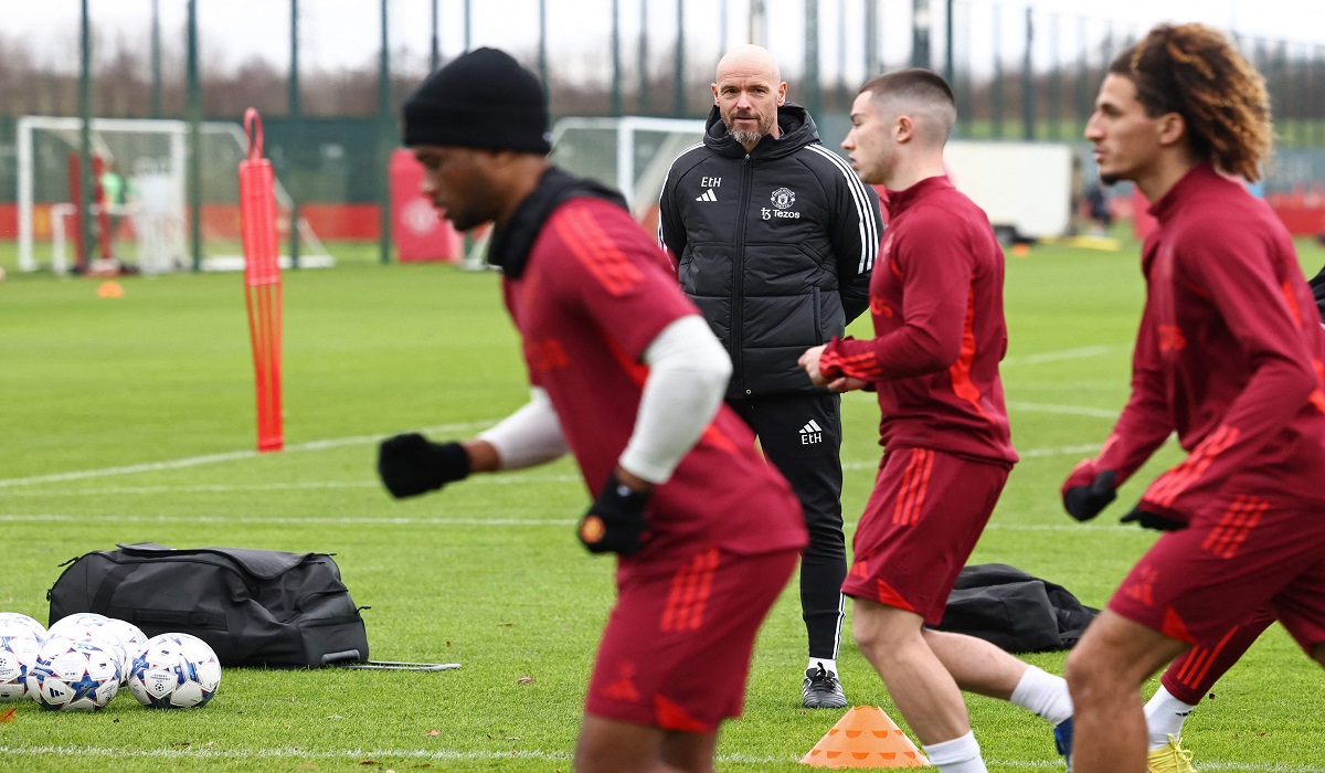 Manajer Manchester United Erik Ten Hag memantau latihan anak asuhnya