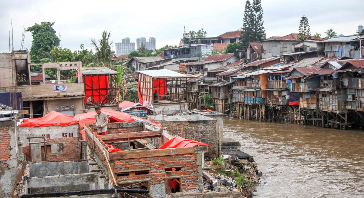 Bantaran Kali Ciliwung padat dengan hunian warga.