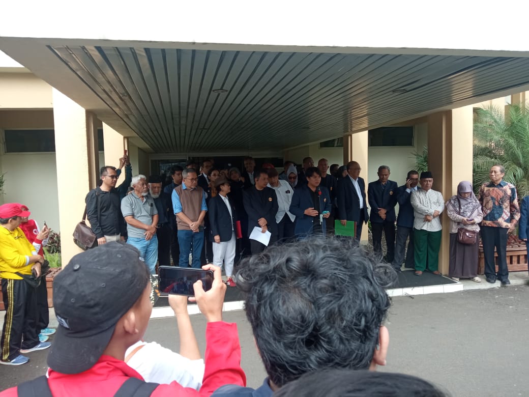 Sivitas akademika dan alumni Universitas Padjadjaran mengeluarkan Seruan Padjadjaran menyikapi kondisi bangsa dan demokrasi saat ini. 