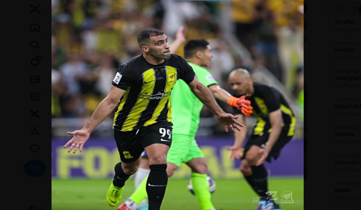 Pemain Al Ittihad Abderrazak Hamdallah melakukan selebrasi usai mencetak gol ke gawang Navbahor di laga Liga Champions Asia.