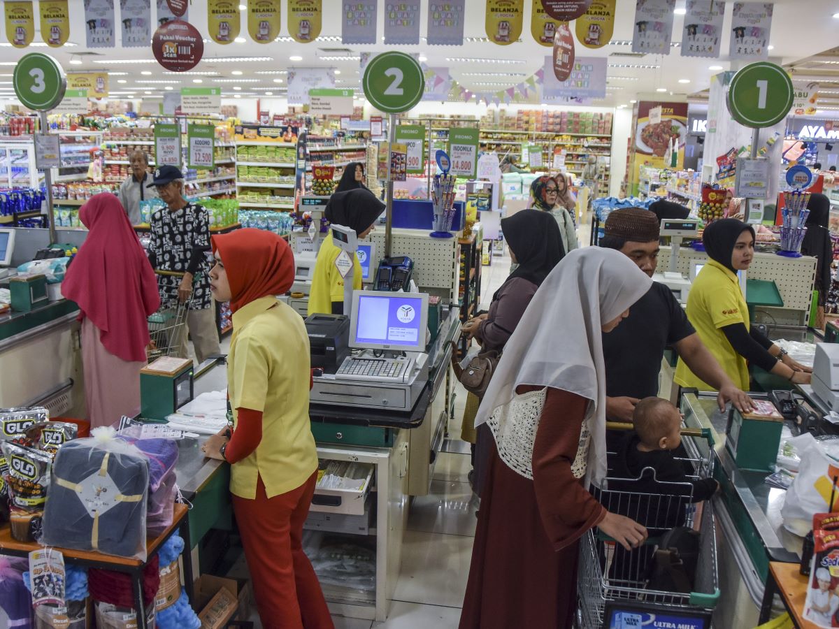 Konsumen melakukan pembayaran pembelian barang yang telah dikenakan pajak 11% di salah satu pusat perbelanjaan, Kabupaten Ciamis.