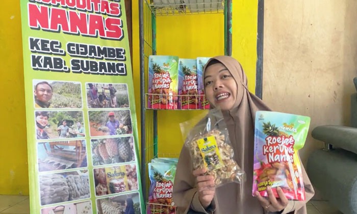 Asriyani, salah satu anggota Klaster Nanas yang fokus pada usaha olahan buah nanas.