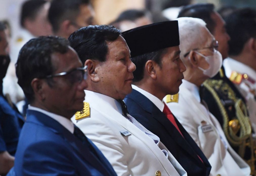 Presiden Joko Widodo (kedua kanan), Menko Polhukam Mahfud MD (kiri) dan Menhan Prabowo Subianto (kedua kiri) di tahun 2022.