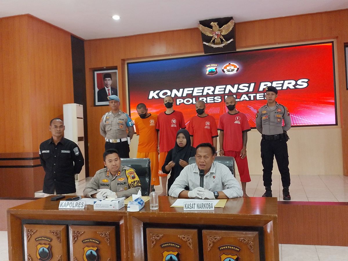 Kapolres dan Kasat Resnarkoba saat memberikan keterangan pers di aula Mapolres Klaten.