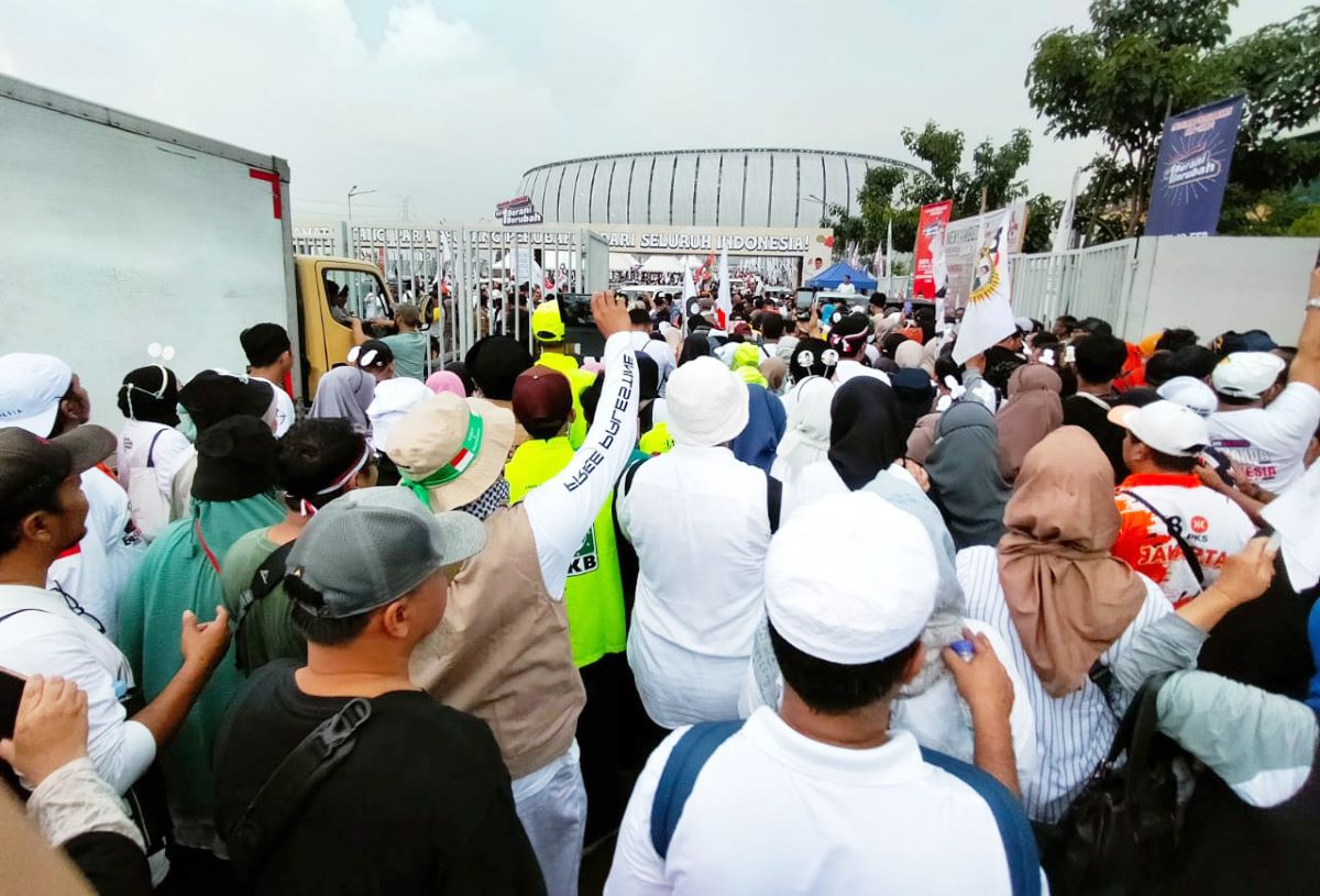 Warga pendukung capres cawapres Anies-Muhaimin menuju JIS.