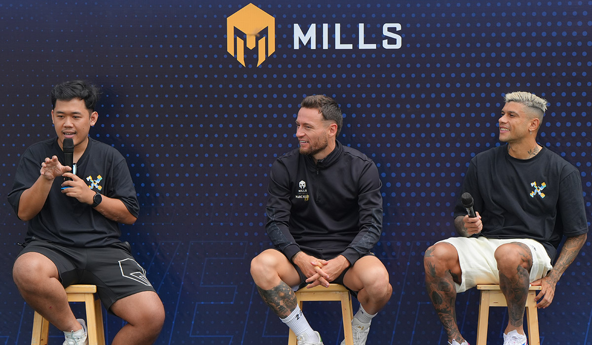 Mills menggelar meet and greet dengan gelandang Timnas Indonesia dan Persib Bandung Marc Klok serta bomber Persib, Ciro Alves.