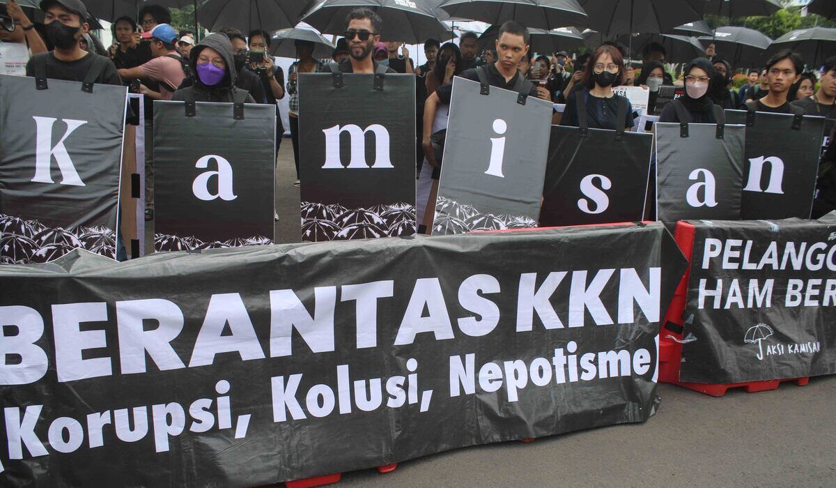 Ilustrasi: keluarga korban pelanggaran HAM berat di aksi 17 Tahun Aksi Kamisan di depan Istana Negara, 18 Januari 2024.