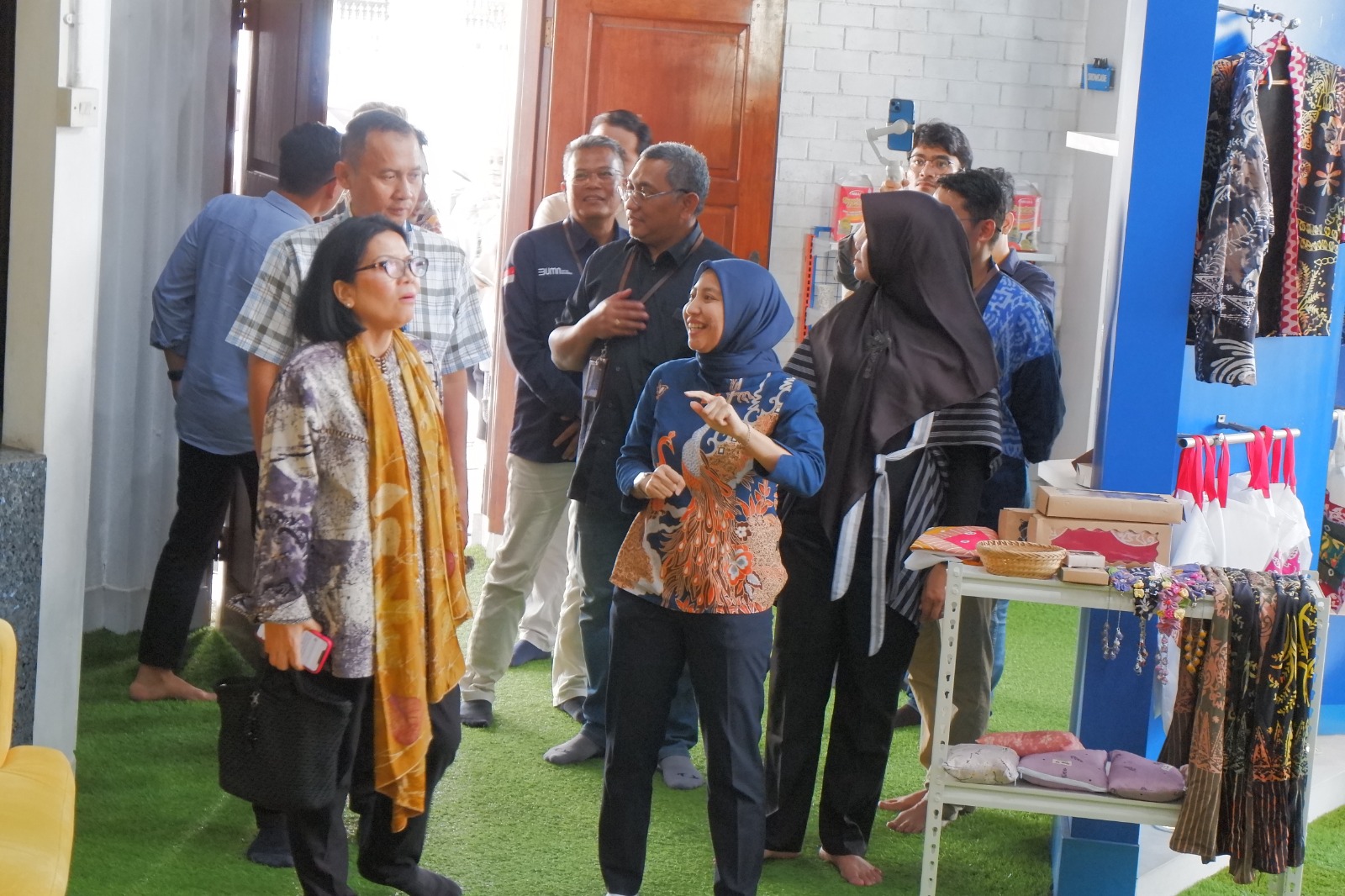 Staf Ahli Bidang Keuangan dan Pengembangan UMKM Kementerian BUMN, Loto Srinaita Ginting saat meninjau kerajinan UMKM.