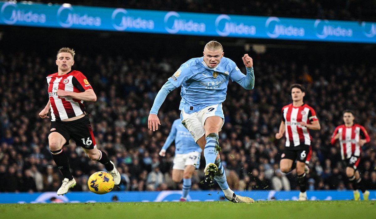 Penyerang Manchester City Erling Haaland melepaskan tendangan dalam laga Liga Primer Inggris melawan Brentford.