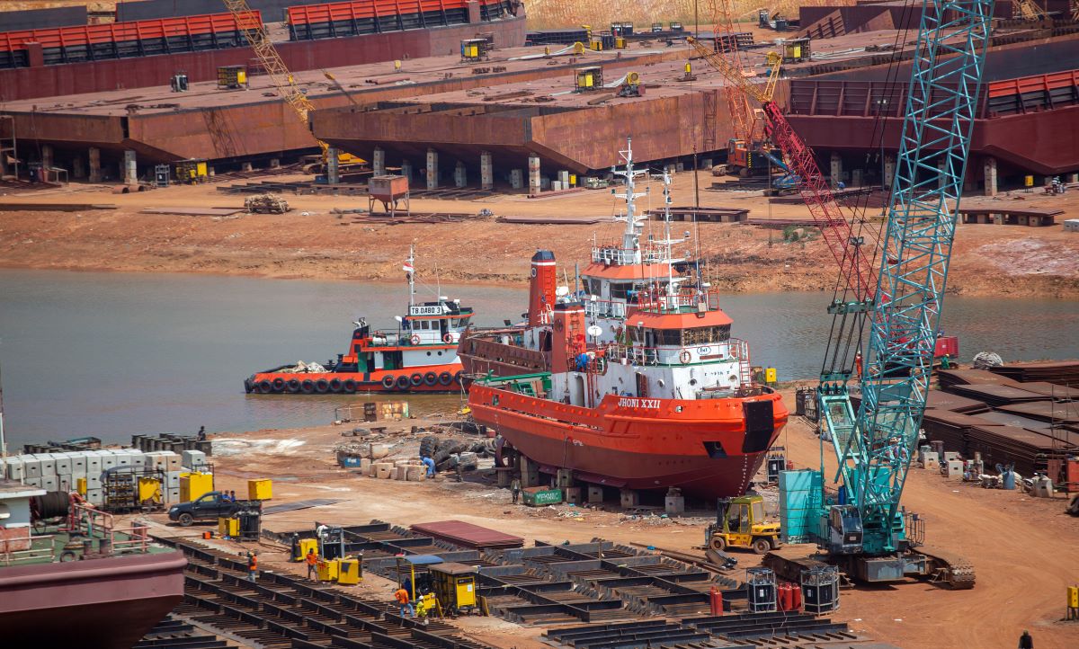 Pekerja menyelesaikan pembuatan kapal di kawasan industri Kabil, Batam, Kepulauan Riau, Senin (29/5/2023).