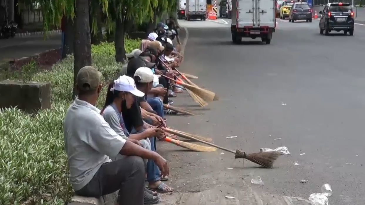Aksi buang sapu para petugas PPSU Ancol, Senin (19/2).