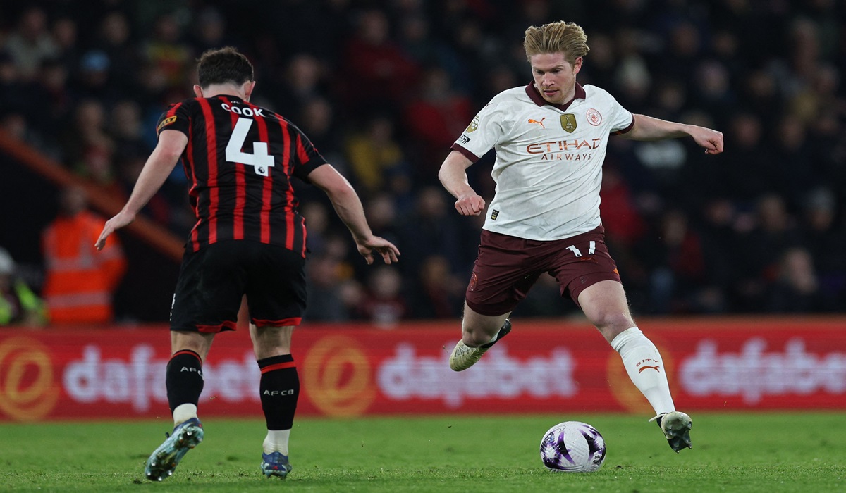 Gelandang Manchester City Kevin De Bruyne (kanan)