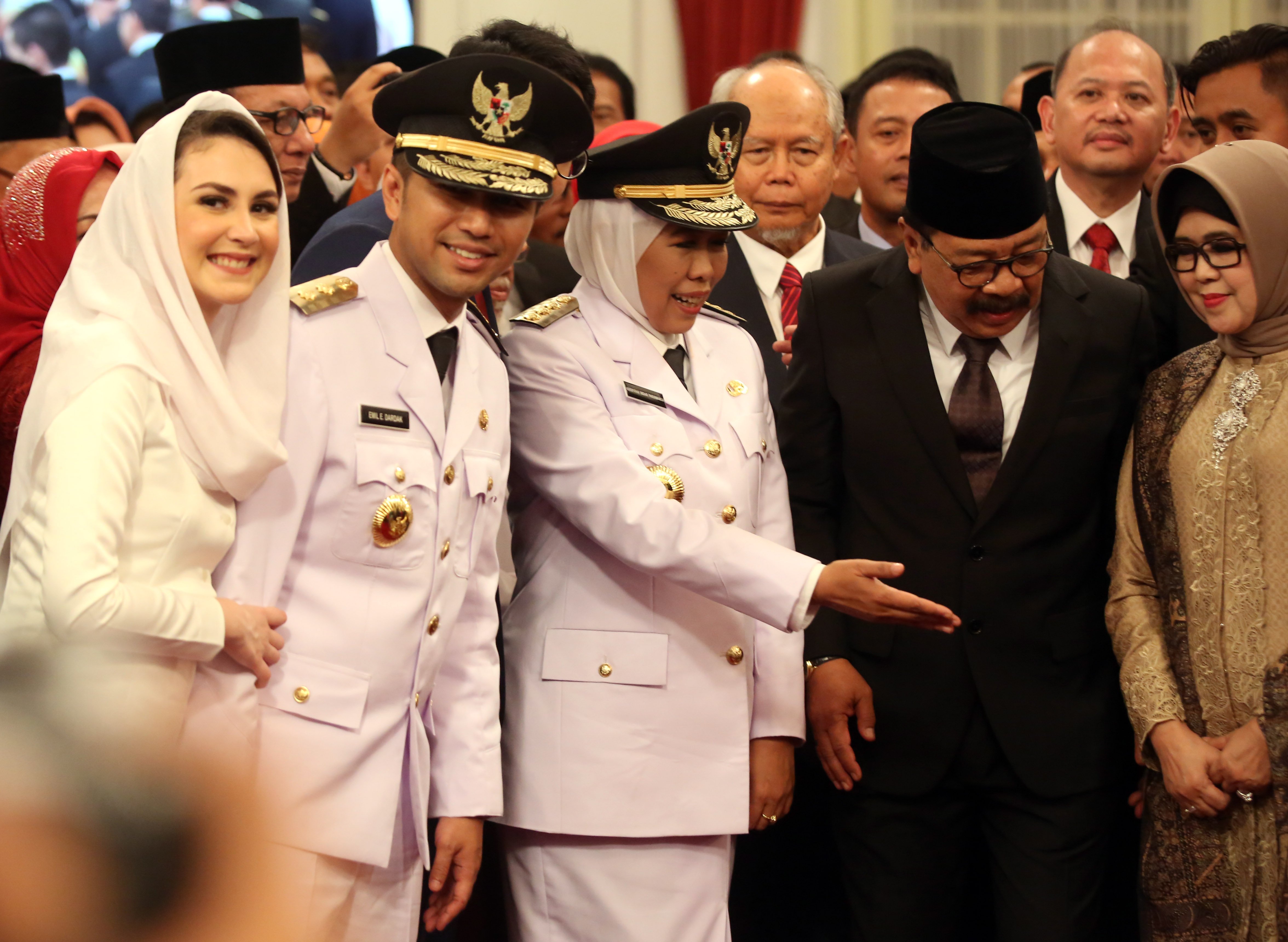 Khofifah Indar Parawansa (ketiga dari kiri) dan Emil Dardak (kedua dari kiri).