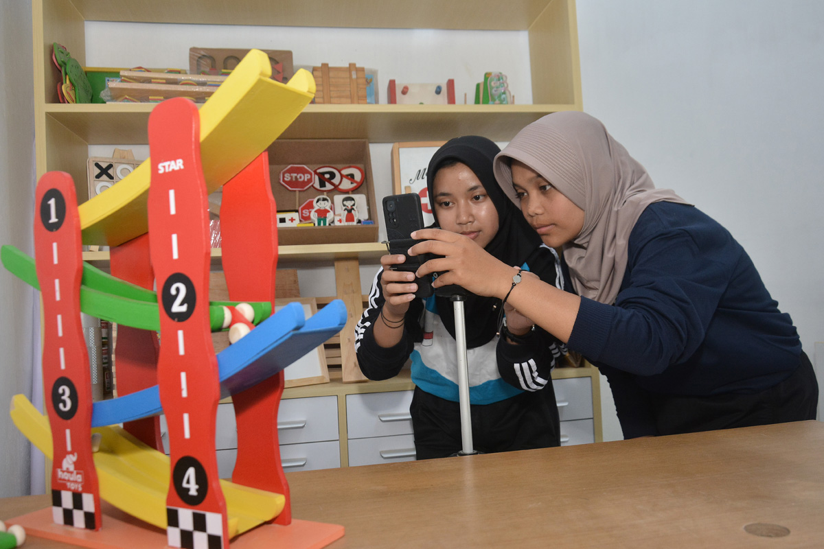 Ilustrasi - KemenKopUKM mendorong para pelaku UMKM memanfaatkan teknologi digital untuk meningkatkan daya saing produk dan memperluas pasar