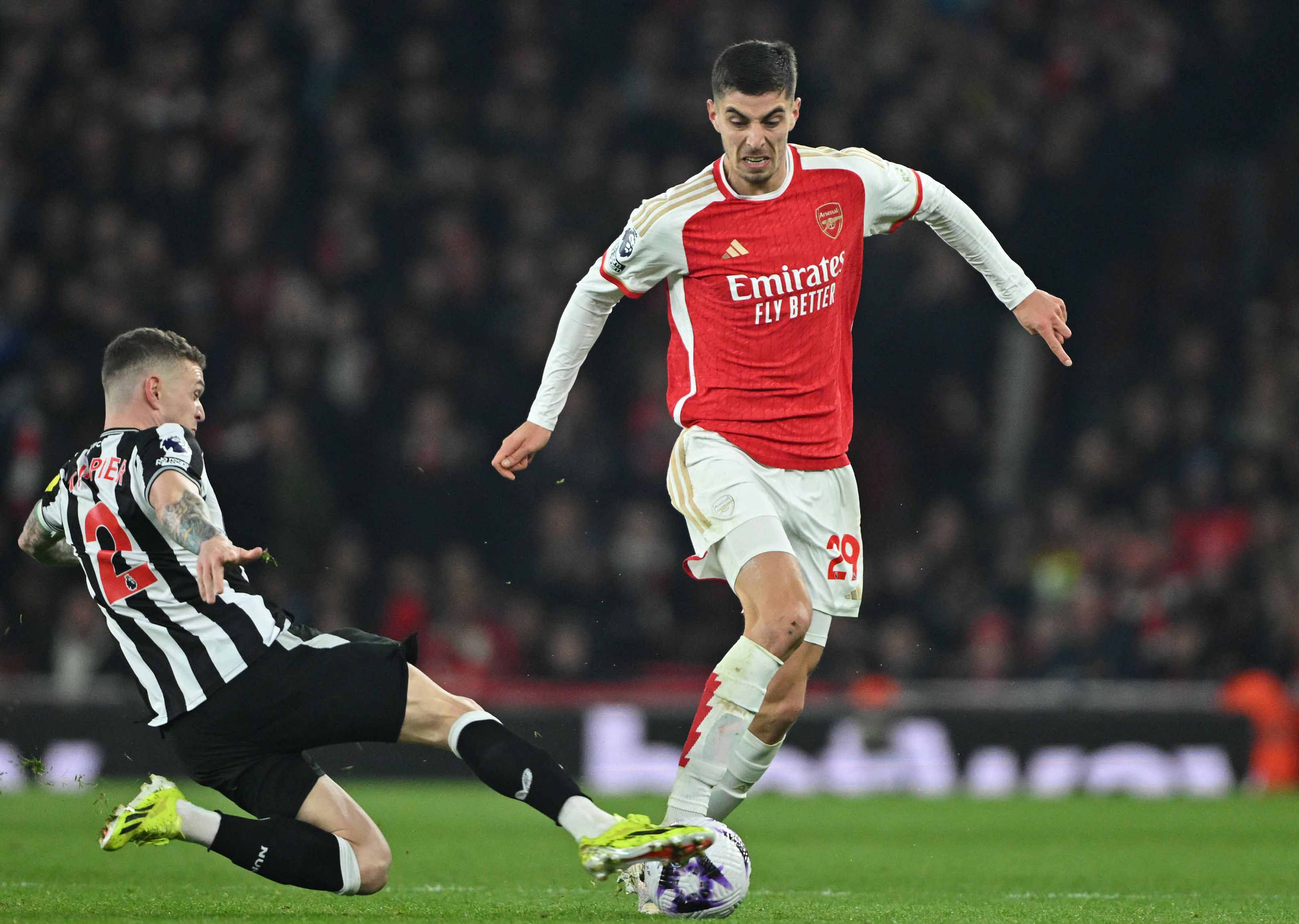 Gelandang Arsenal Kai Havertz (kanan) dijegal bek Newcastle United Kieran Trippier.