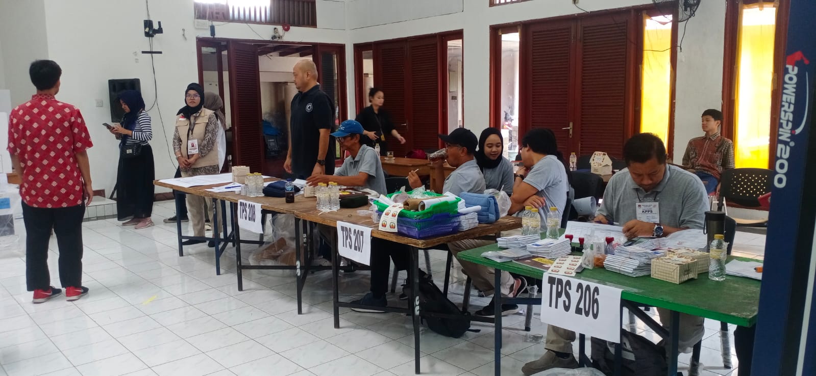 Pelaksanaan pemungutan suara lanjutan (PSL) di TPS 206, Kecamatan Rawalumbu, Bekasi, Jawa Barat, Sabtu (24/2)