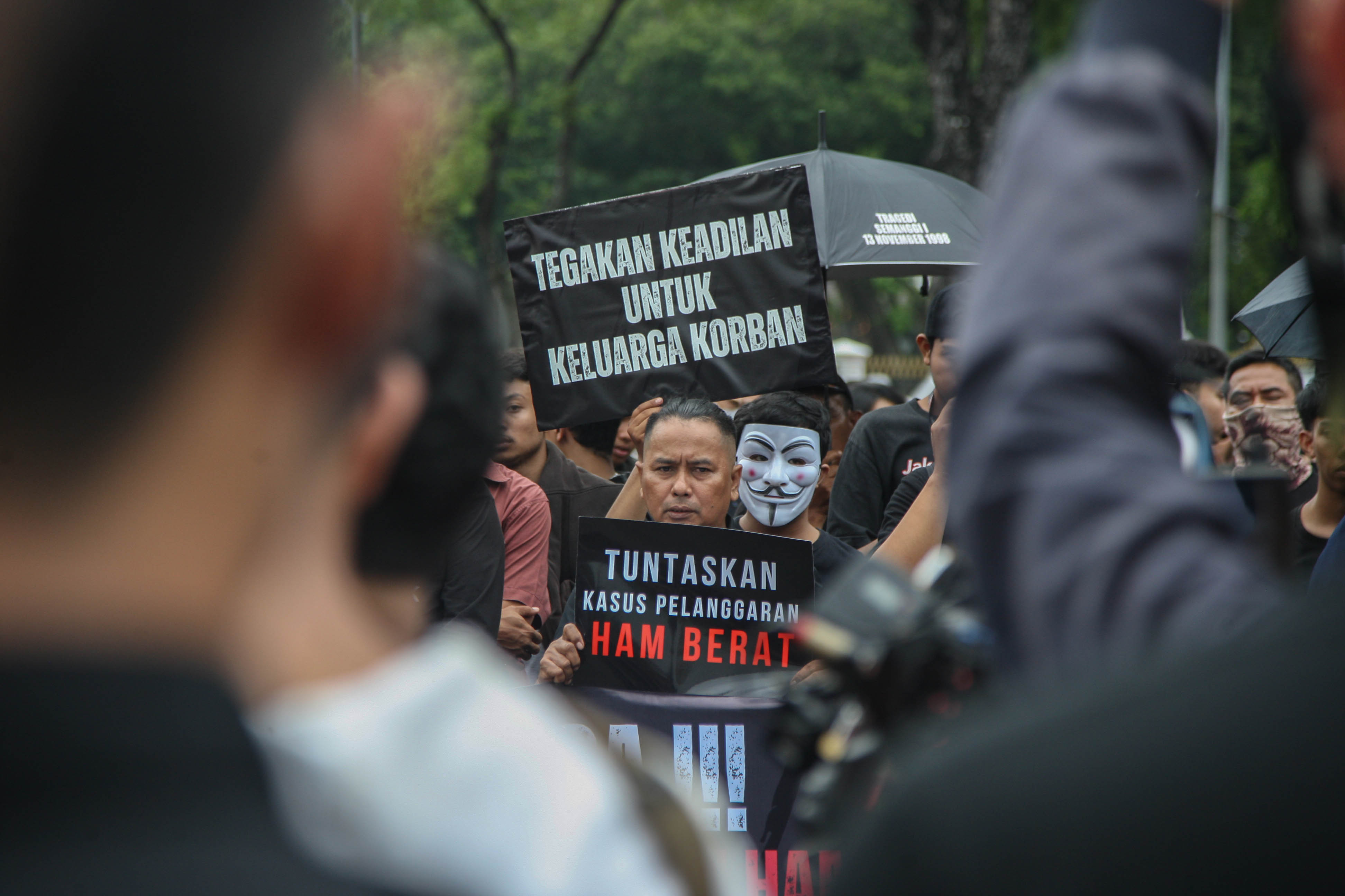 Para para korban pelanggaran HAM mengikuti aksi Kamisan di depan Istana Negara, Jakarta, Kamis (01/02).