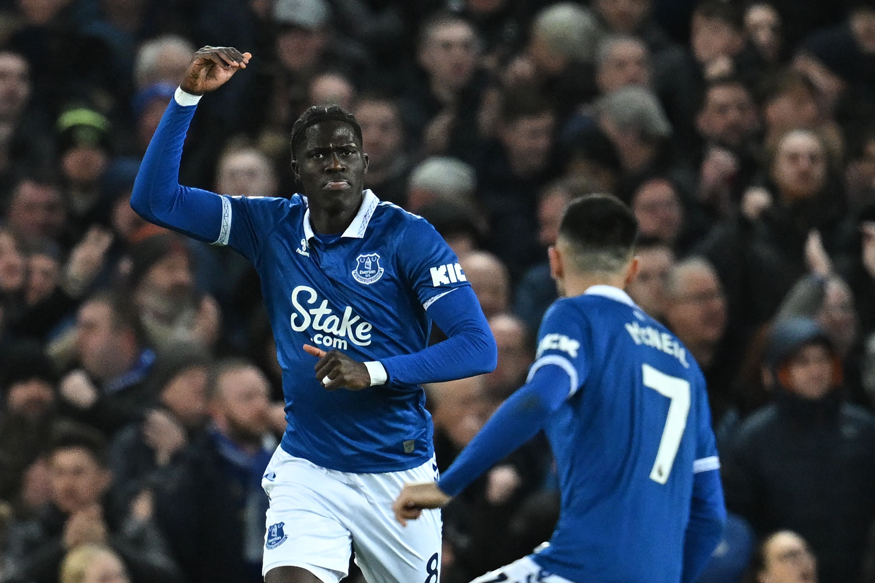 Pemain tengah Everton Amadou Onana merayakan golnya ke gawang Crystal Palace