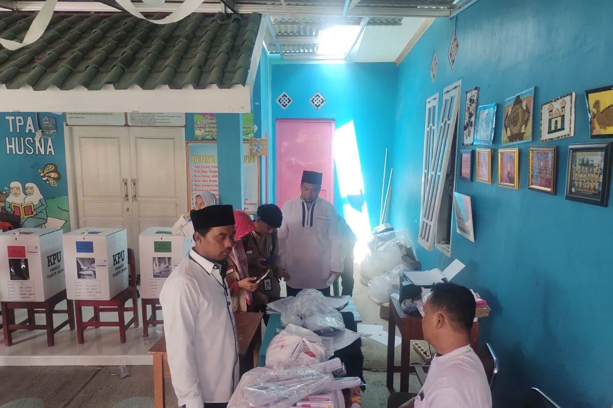 Tempat Pemungutan Suara (TPS) 19 di Kelurahan Waykandis, Bandarlampung yang didapati menggunakan surat suara tercoblos.