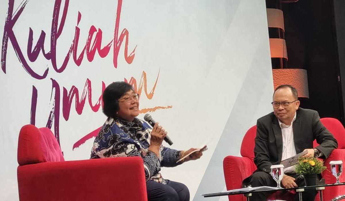 Menteri LHK, Siti Nurbaya Bakar (kiri) dalam kuliah umum Media Indonesia bertajuk Transformasi Ekonomi Lingkungan Indonesia.