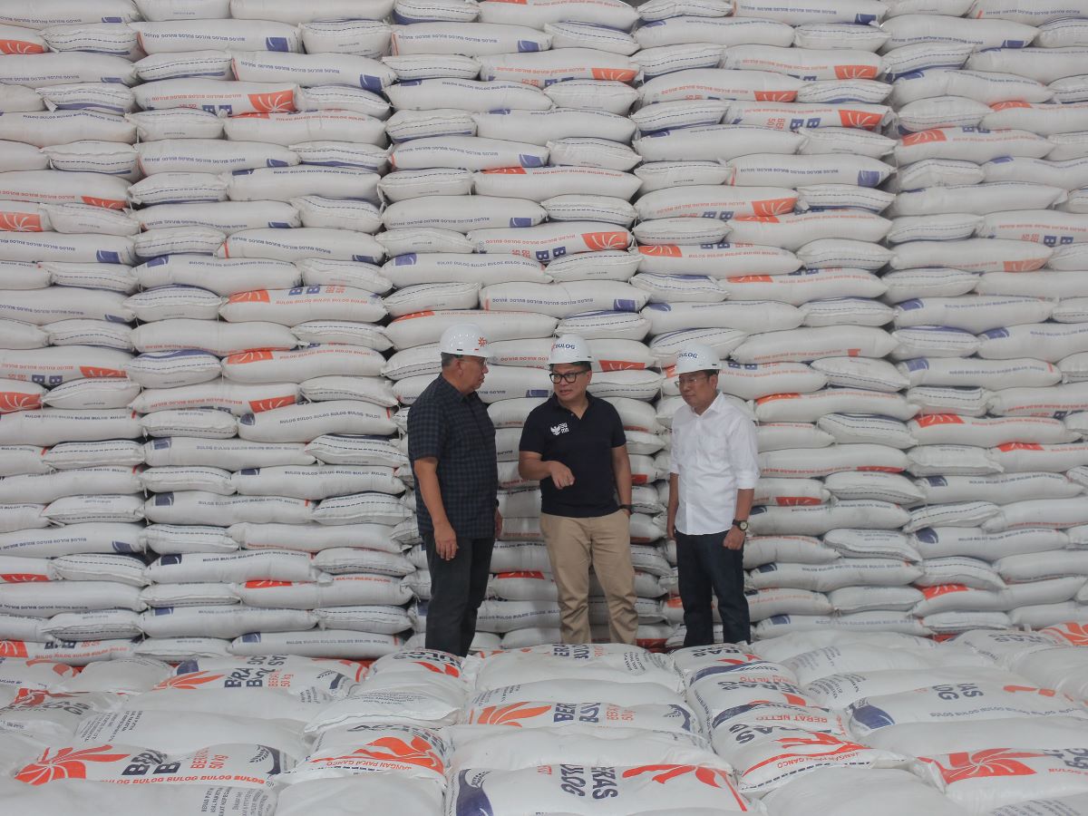 Beras yang dijual di Sentra Nusantara, kompleks pergudangan modern Perum Bulog, Kelapa Gading, Jakarta, Sabtu (30/12/2023).