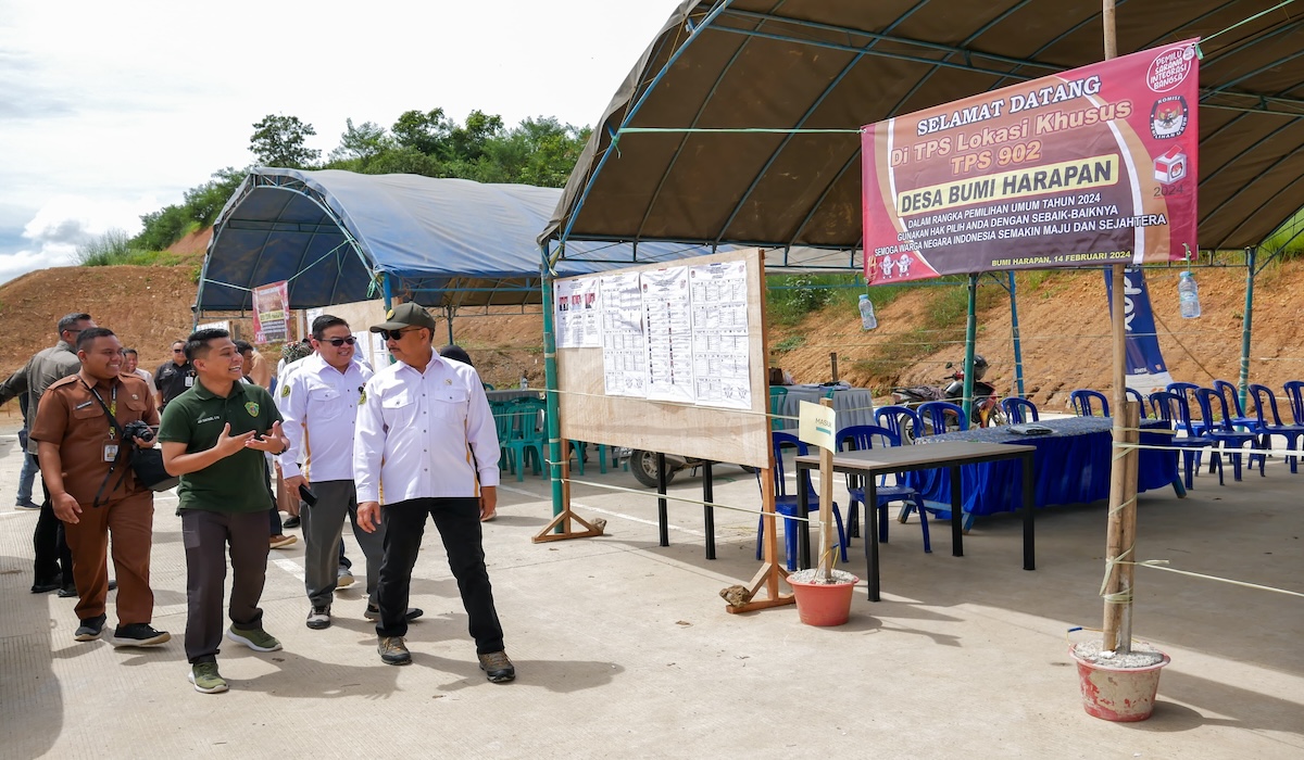 Kepala Badan Otorita IKN Bambang Susantono meninjau TPS di wilayah IKN Nusantara