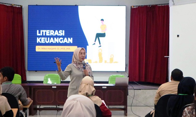 Wakil Kepala SMKPPN Banjarbaru Bidang Manajemen Mutu, Fofa Arofi membuka ToT.