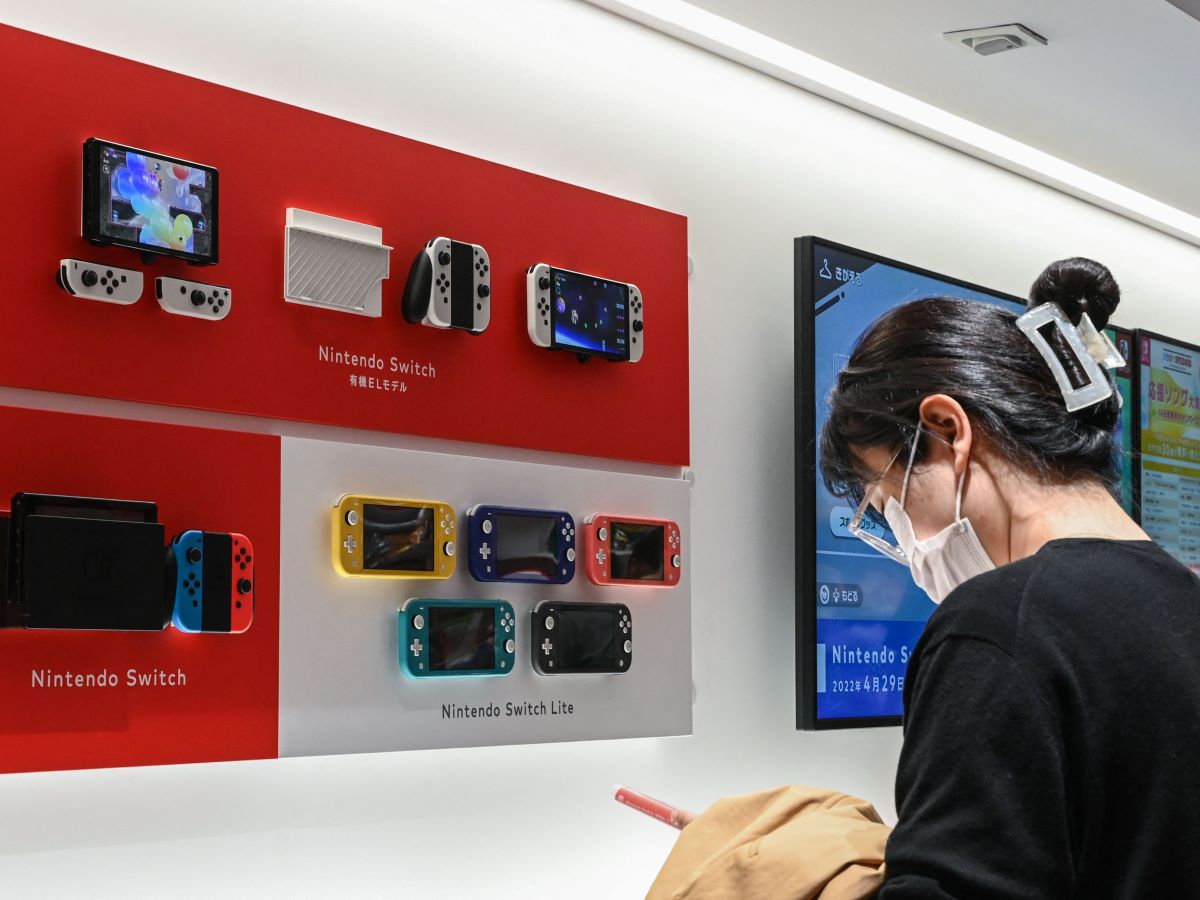 Seorang wanita melihat layar Nintendo Switch di toko Nintendo di pusat kota Tokyo pada 6 November 2023.