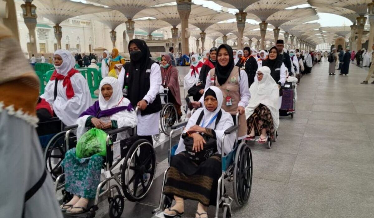 Petugas haji membantu jemaag haji lansia.