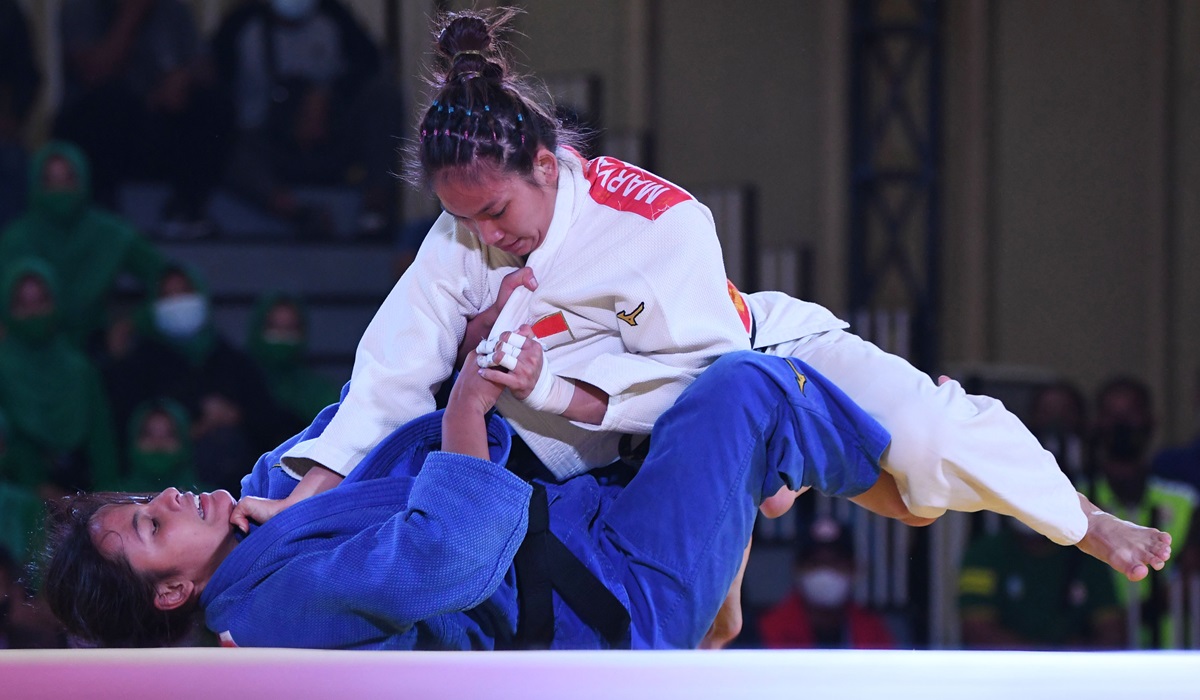 Judoka putri Indonesia Maryam March Maharani (kanan)