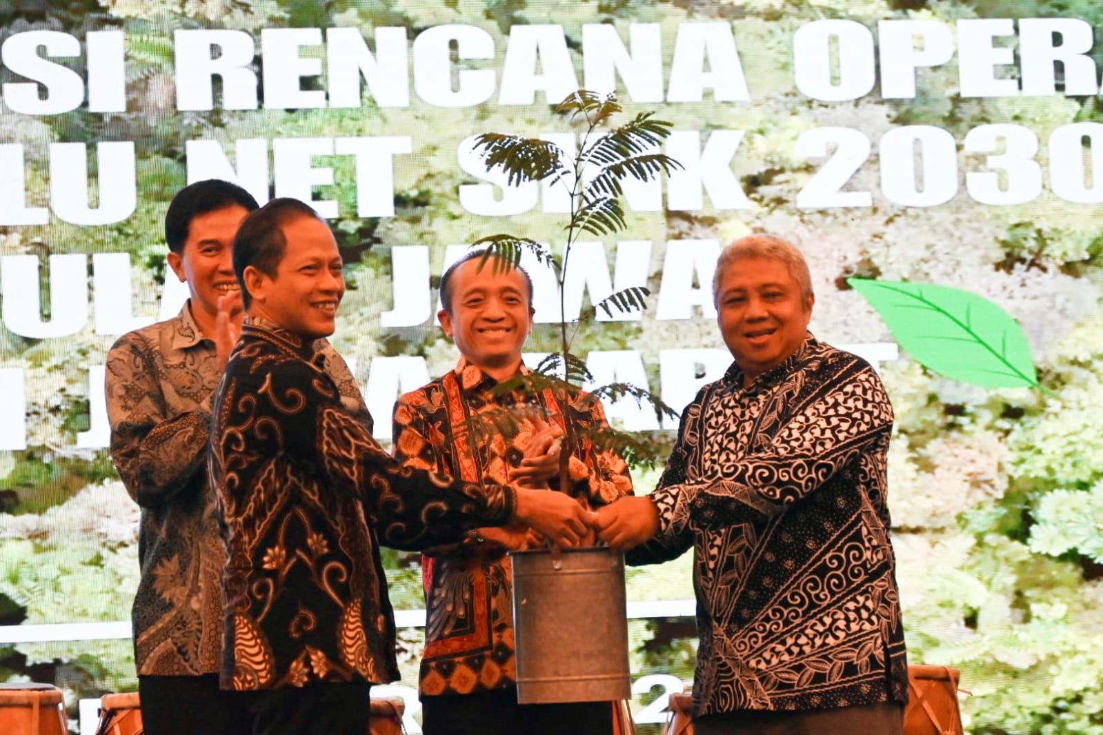 Sekjen KLHK Bambang Hendroyono (tengah) dalam acara Kick off dan sosialisasi sub nasional Indonesia's Folu Net Sink 2030 region Jawa.