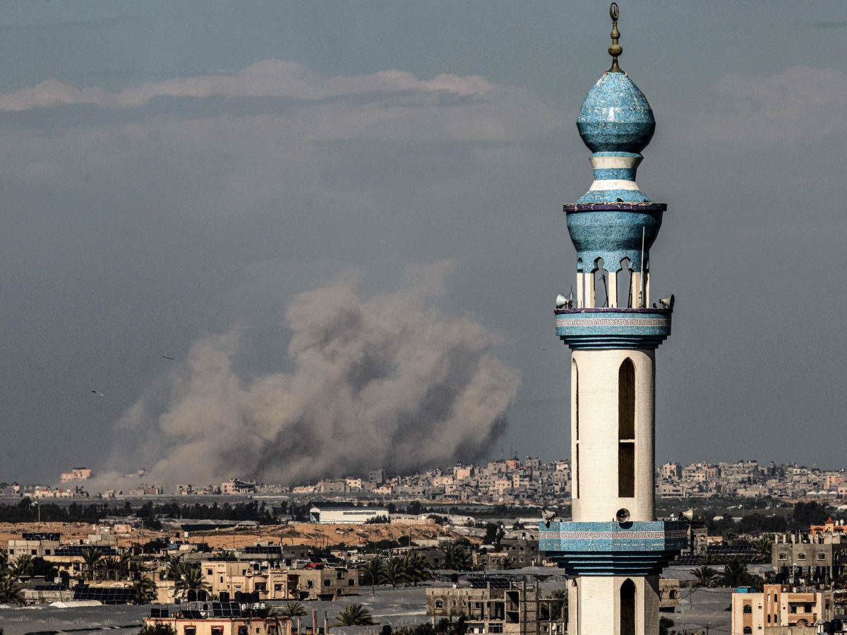 Asap mengepul selama pengeboman Israel di Khan Yunis, Jalur Gaza selatan, Palestina, pada 10 Februari 2024.
