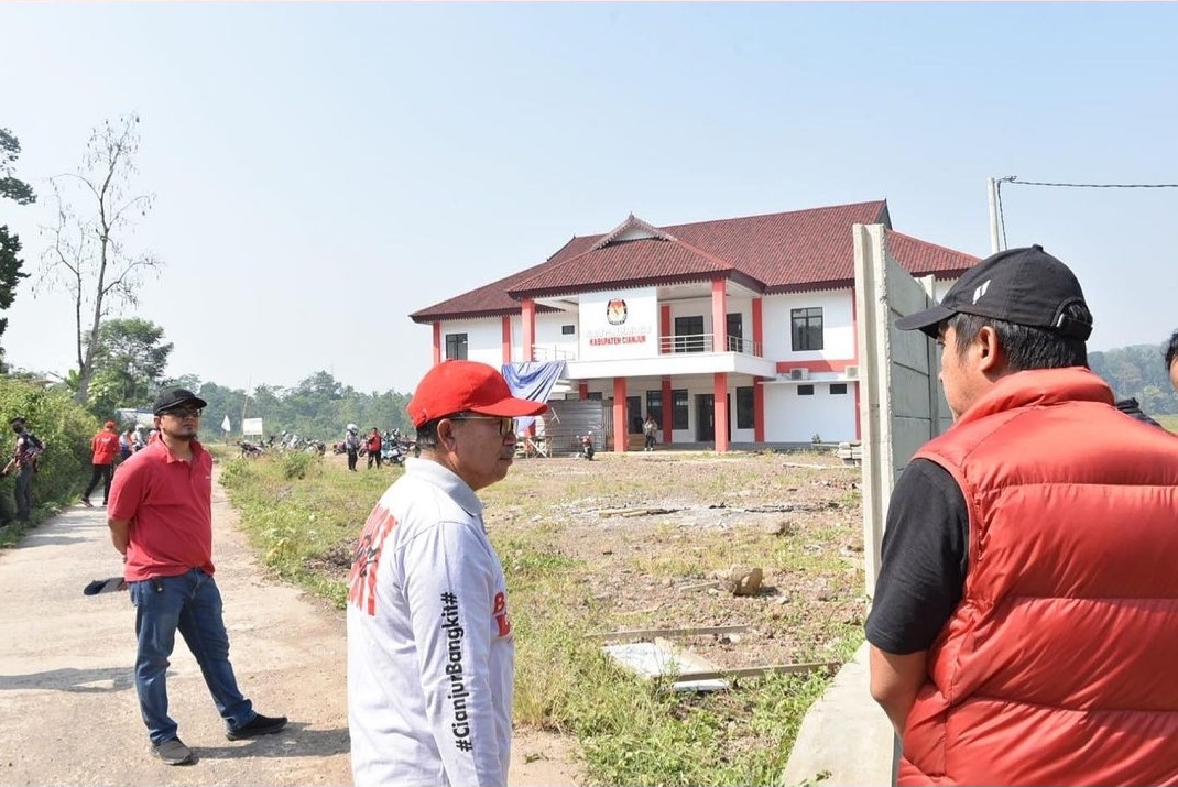 Bupati Cianjur Herman Suherman mengunjungi salah satu proyek pembangunan konstruksi