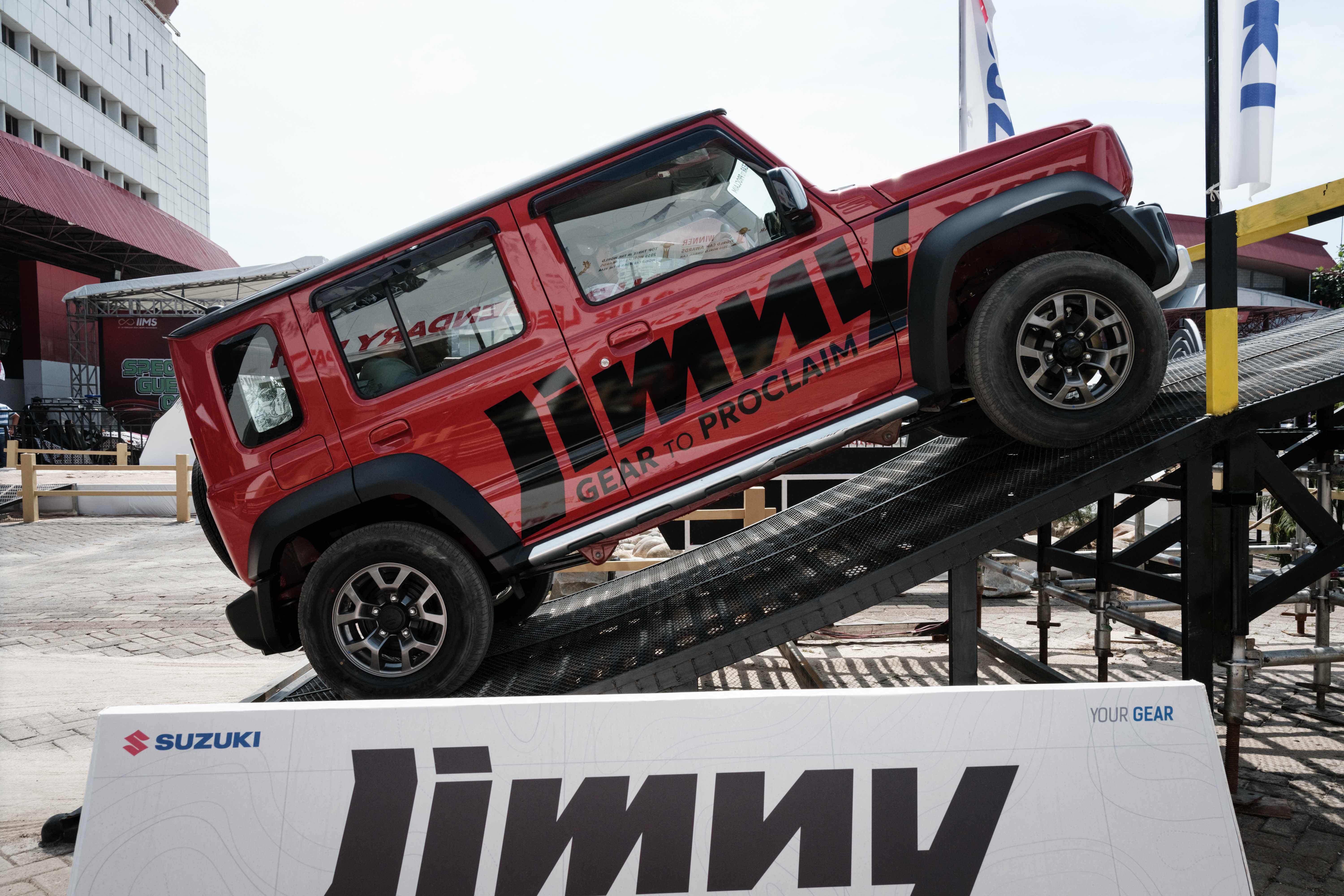 Suzuki memamerkan Suzuki Jimni di ajang IIMS 2024