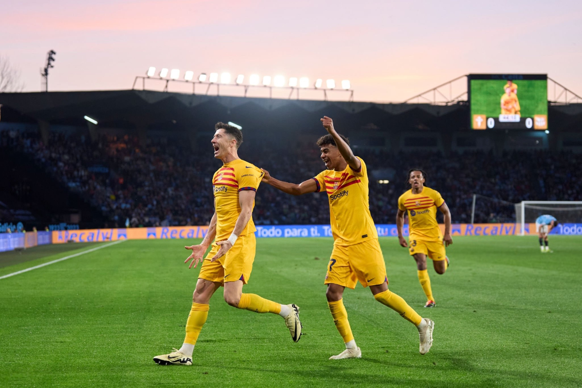 Striker FC Barcelona, Robert Lewandowski sedang merayakan golnya yang dicetak ke gawang Celta Vigo dalam laga lanjutan La Liga musim 2023/20