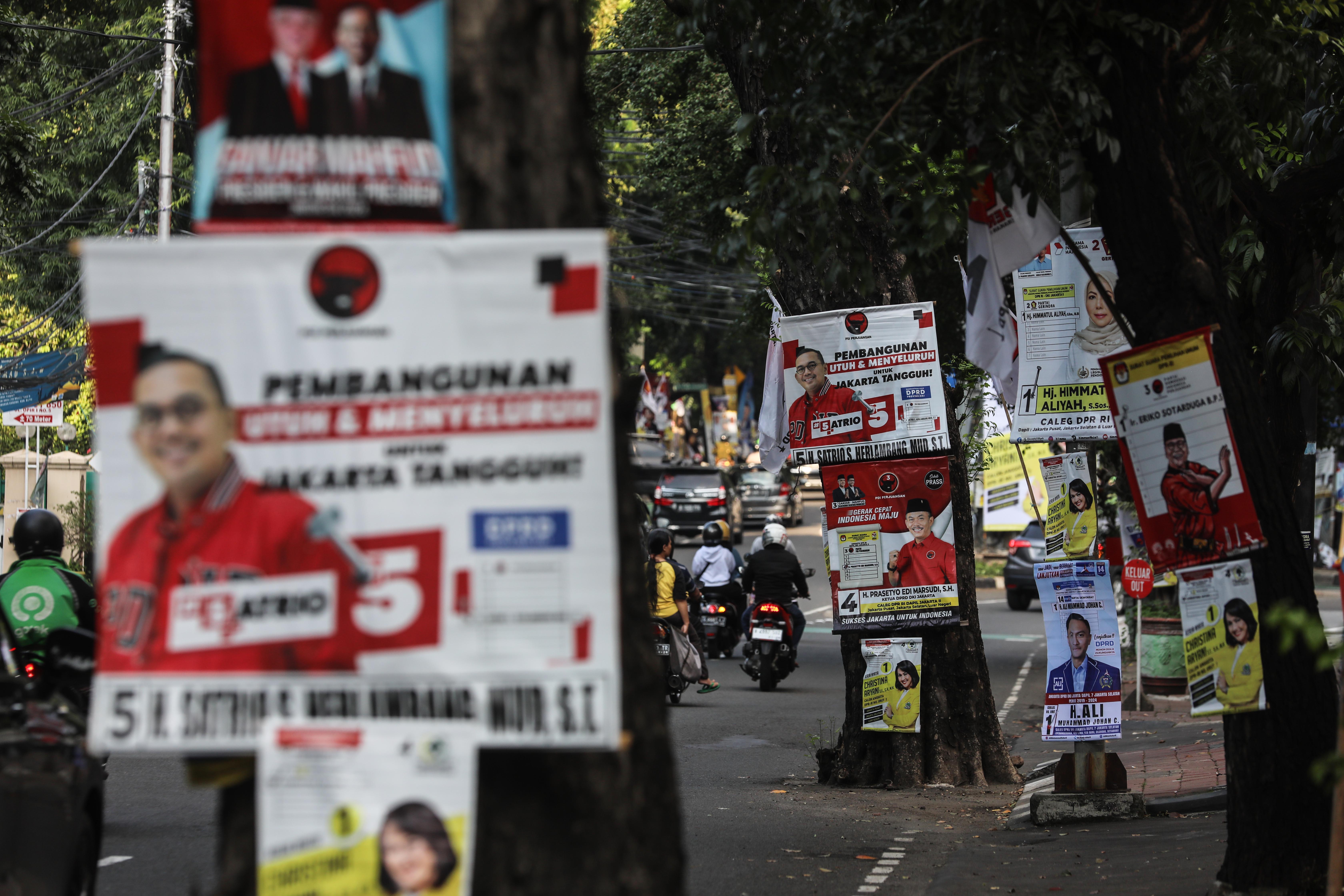 Sejumlahalat peraga kampanye peserta Pemilu 2024 terpasang di kawasan Kebayoran Baru, Jakarta Selatan, Kamis (8/2).