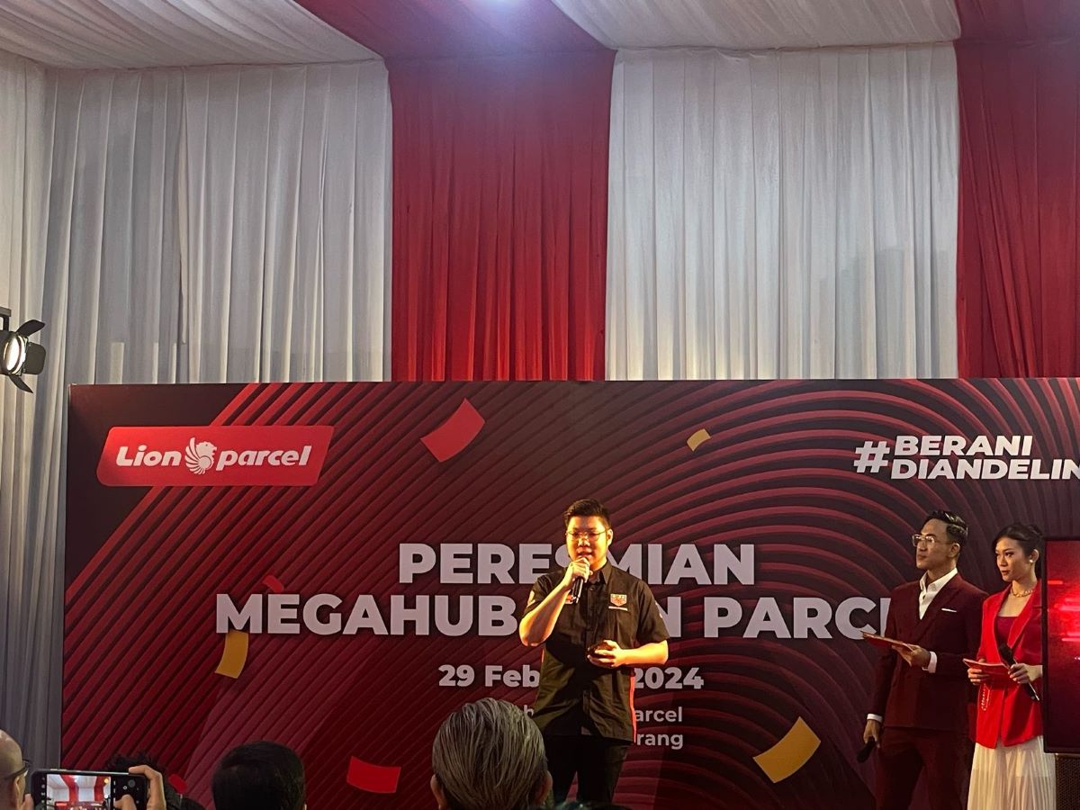 CEO Lion Parcel Farian Kirana memberi sambutan saat Peresmian Mega Hub Lion Parcel di Neglasari, Tangerang.