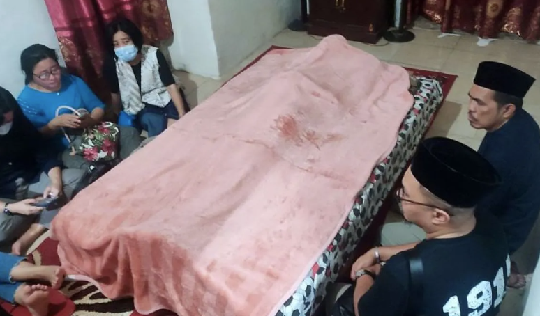 Ketua KPU Makassar Hambalii (kanan) didampingi anggotanya Abdi Goncing (dua kanan) saat melayat di rumah duka anggota KPPS 007