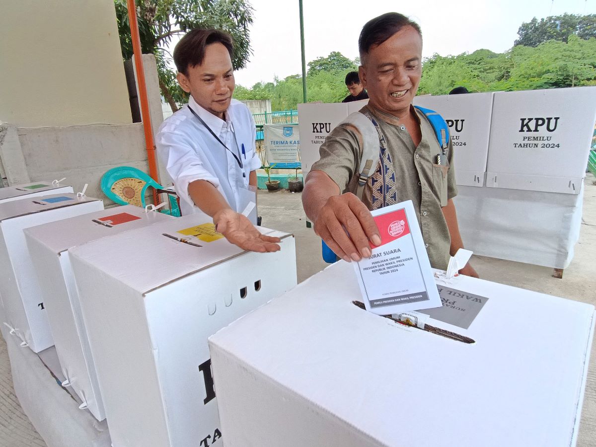 Warga dibantu anggota KPPS memberikan hak suaranya di TPS 10 di Pondok Kacang Timur, Tangerang Selatan, Banten, Minggu (18/2/2024).