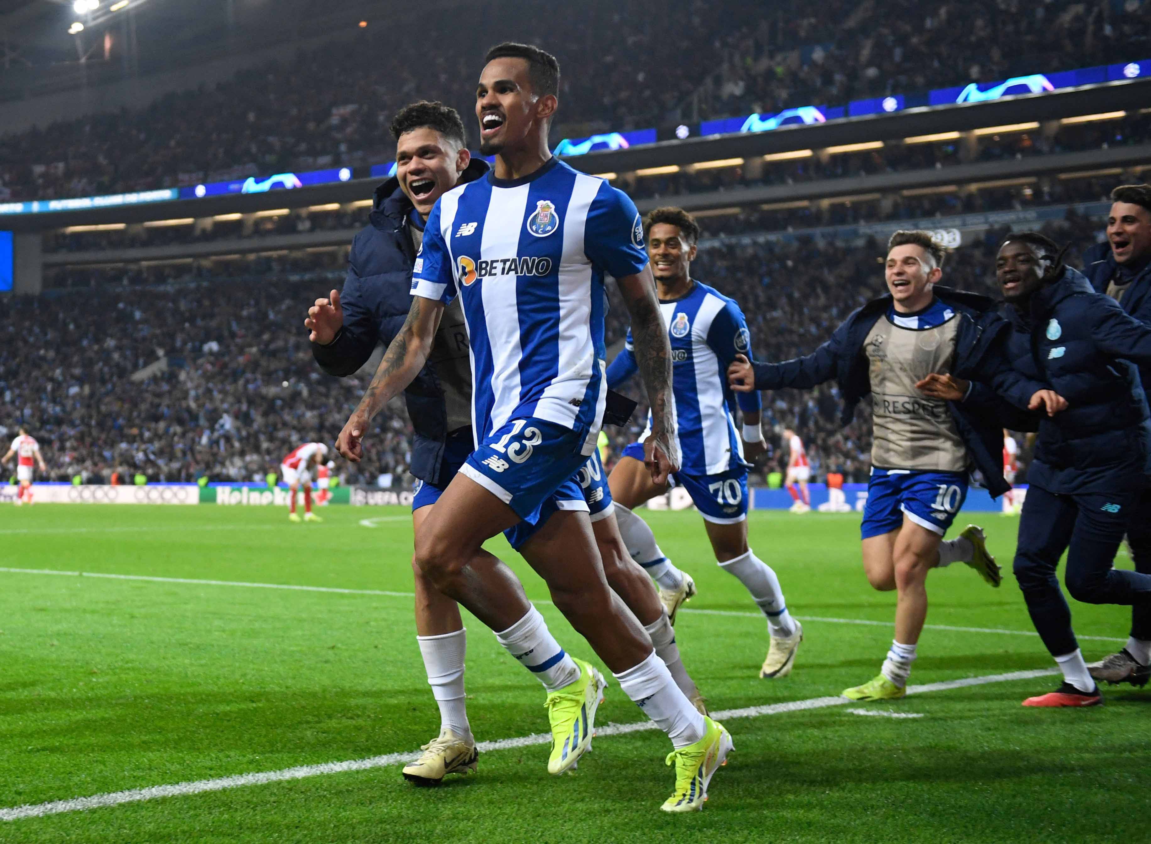 Gelandang FC Porto asal Brasil Wenderson Galeno (tengah) melakukan selebrasi setelah mencetak gol. 