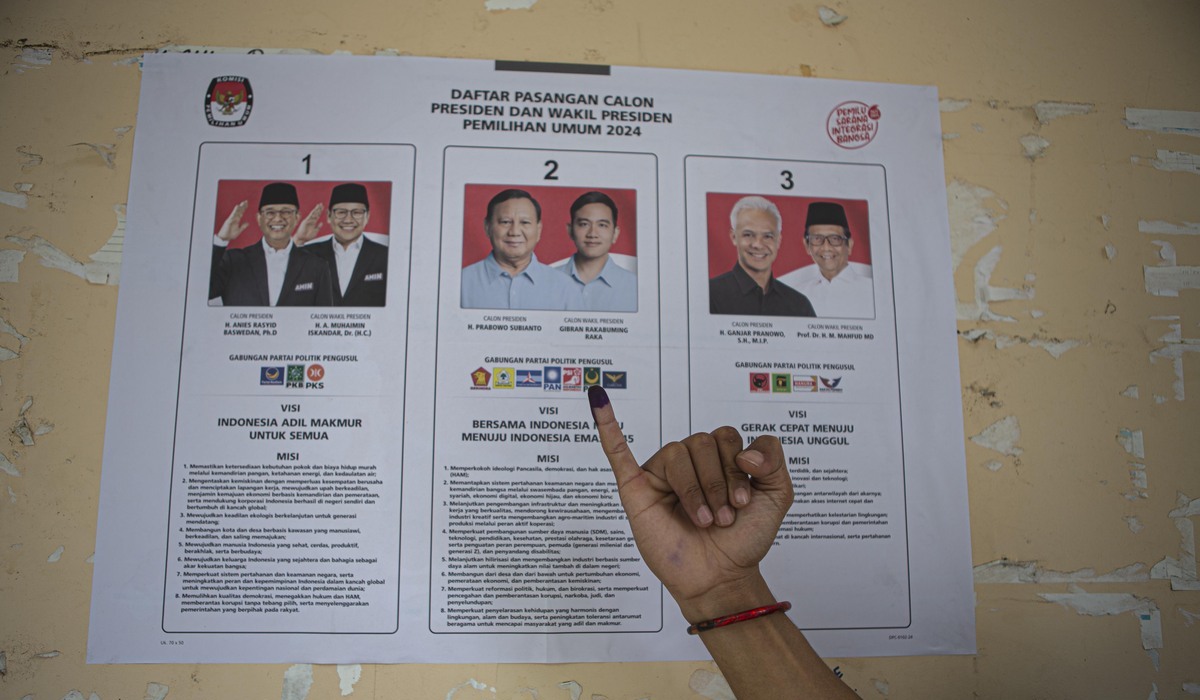 Ilustrasi warga melakukan pencoblosan di TPS.