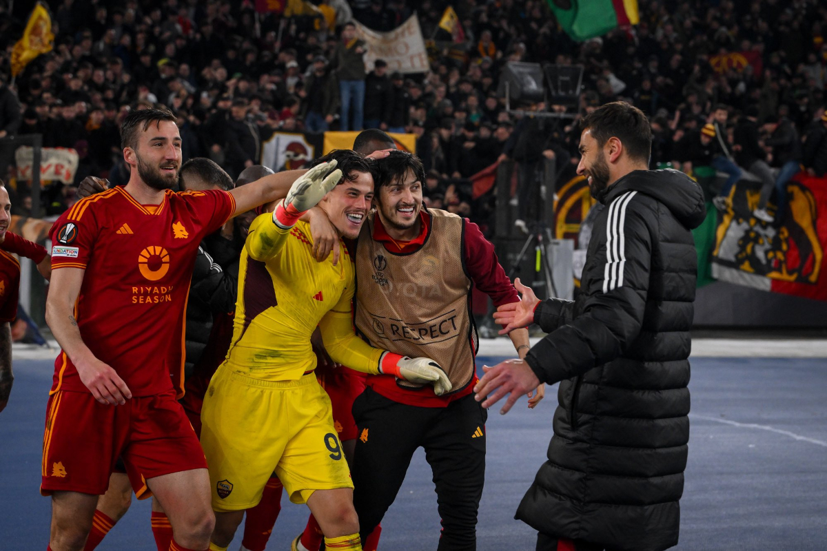 Pemain AS Roma sedang selebrasi usai mengalahkan Ferenoord dalam adu penalti dan lolos ke babak 16 besar Liga Eropa