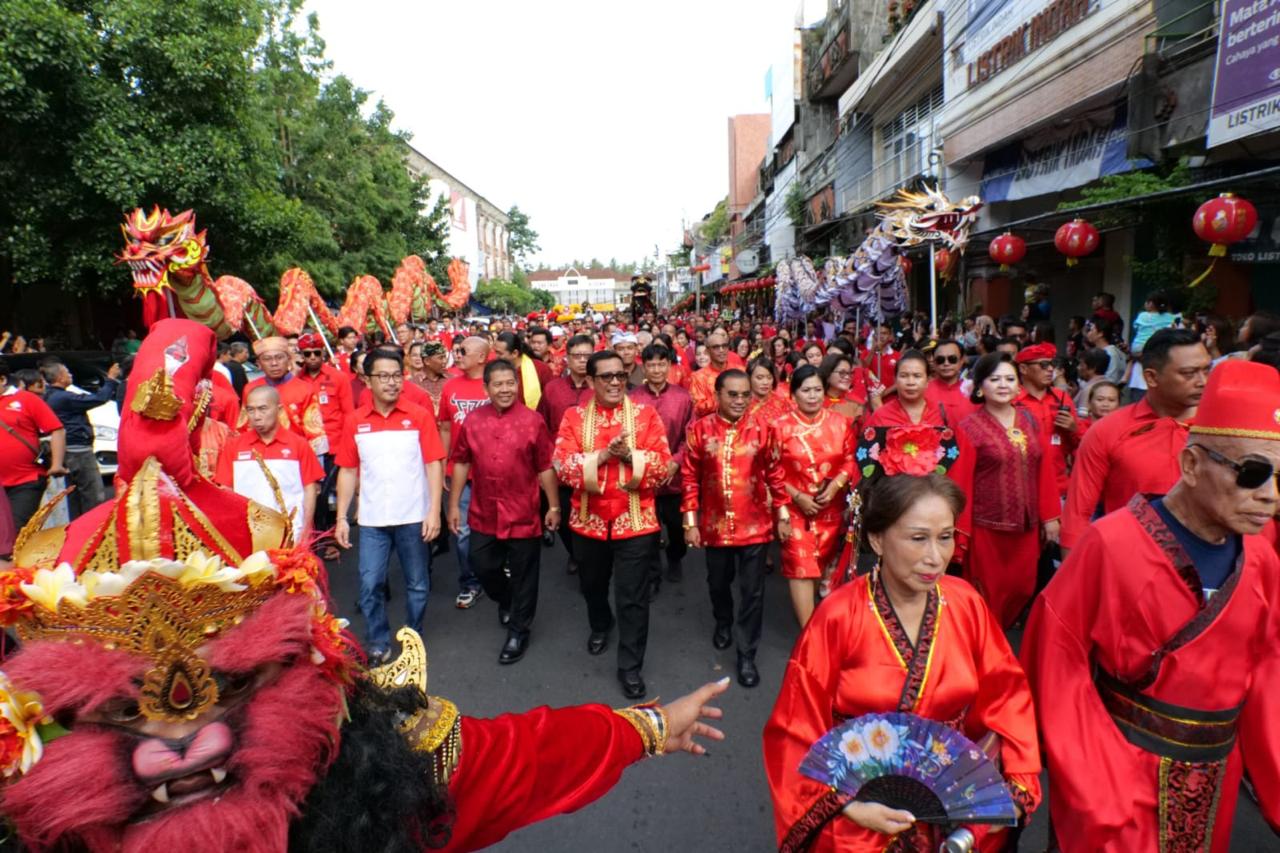 Masyarakat Tabanan, Bali antusias mengikuti Festival Imlek dan Cap Go Meh. 