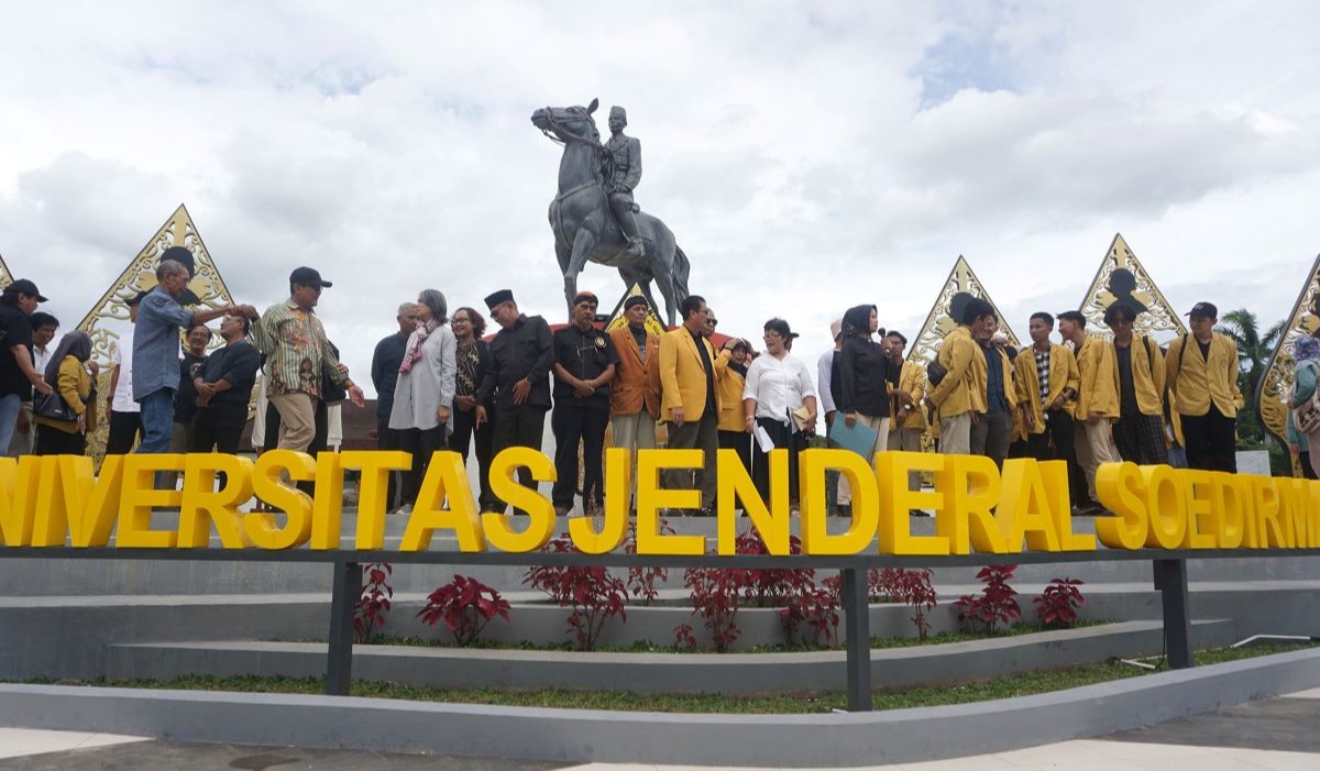 guru besar dan puluhan civitas academica Universitas Jenderal Soedirman (Unsoed) menggelar aksi 'Laskar Poetra Soedirman Menggugat'