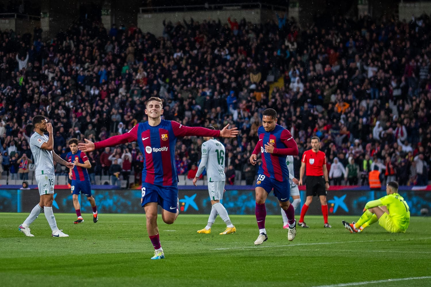 Striker muda FC Barcelona, Fermin Lopez sedang melakukan selebrasi usai mencetak gol ke gawang Getafe pada Sabtu (24/2)