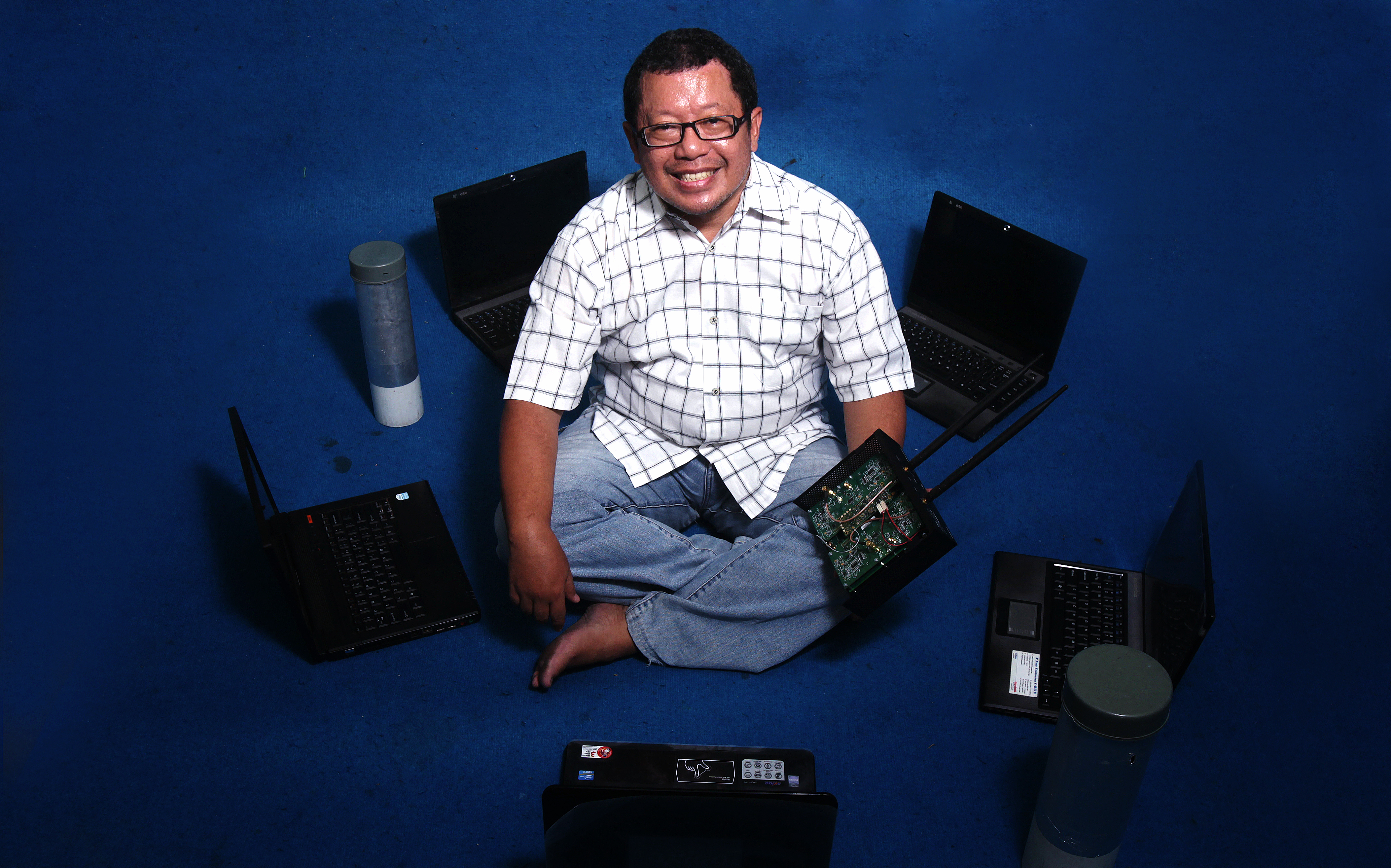 KPU mengumumkan panelis untuk debat terakhir Pilpres 2024, termasuk tokoh teknologi terkemuka Onno Widodo Purbo. 